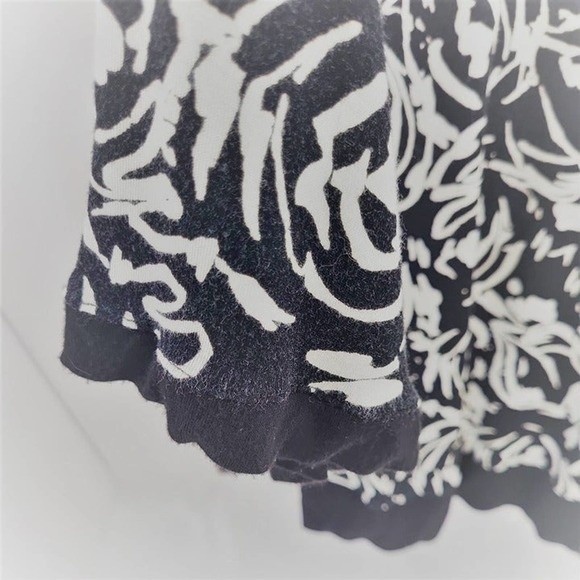 Ellen Tracy Womens Large Pullover Buttonhole Black White Roses Gently Used - Picture 4 of 9